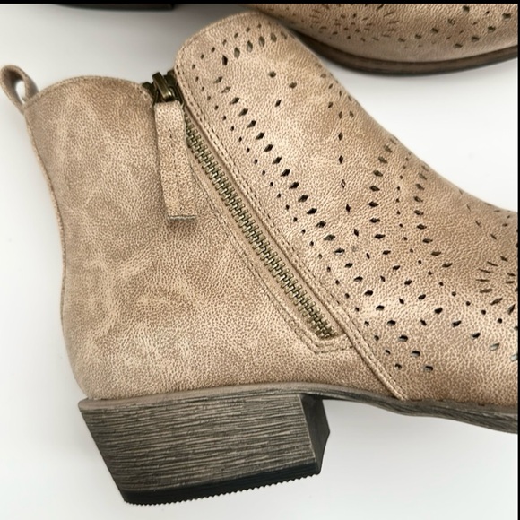 VERY G | Lisette Women’s Mid Ankle Booties | Nude | Size 10 - Picture 12 of 14